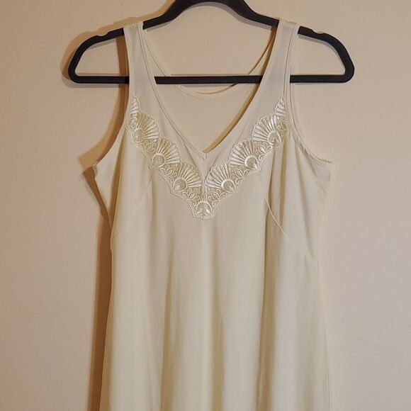 Vintage pale yellow nightie size Small - Picture 2 of 8